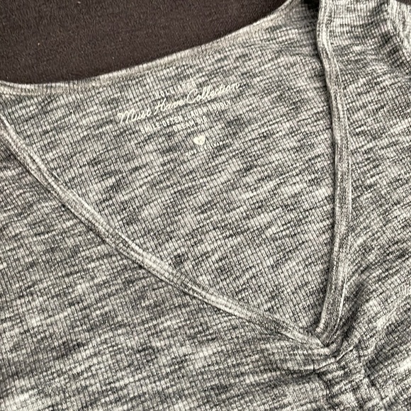 EUC Hollister ruched ribbed long sleeve top 🖤 - Picture 2 of 3